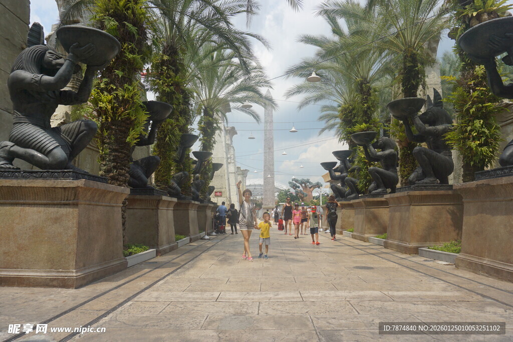 林荫雕塑步道 行人漫步处