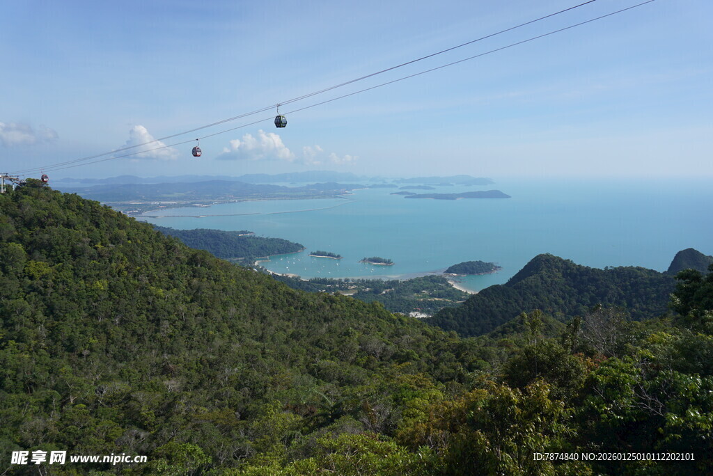 高山缆车俯瞰碧海青山