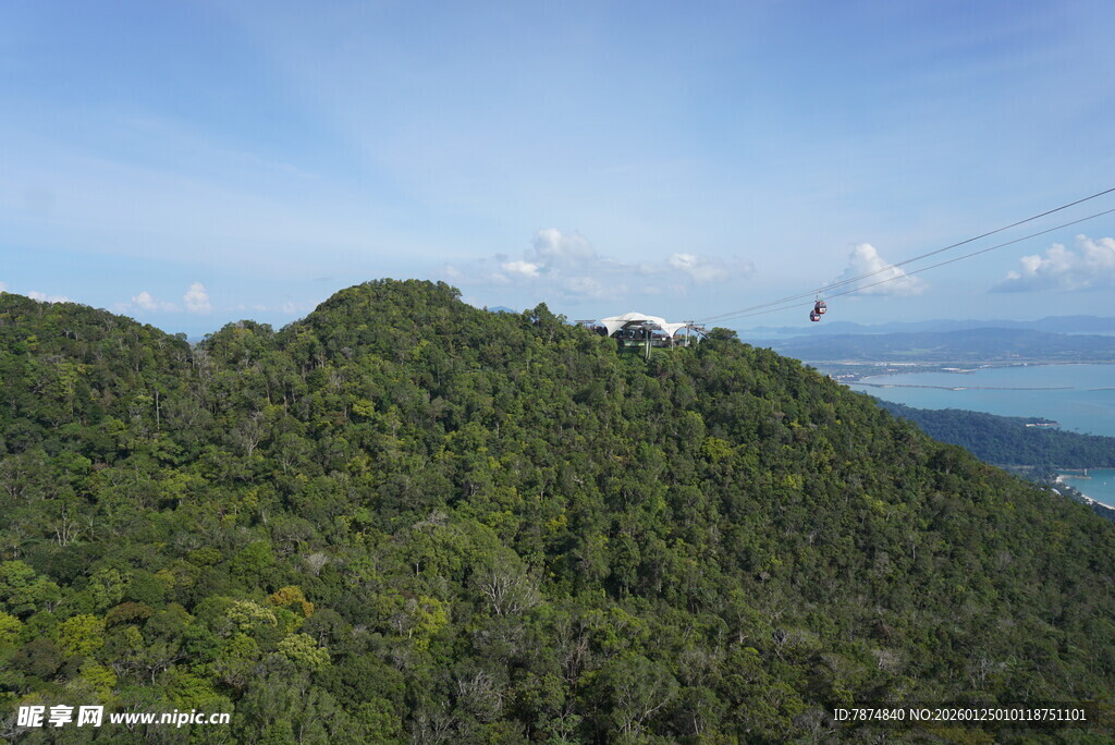 青山蓝天间的自然美景