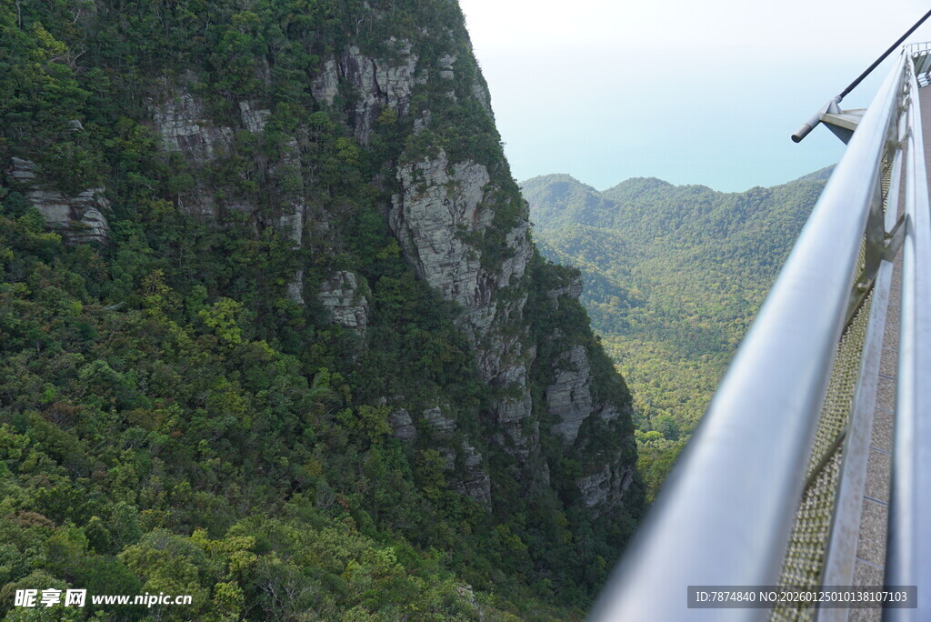 悬崖边观景台俯瞰山景