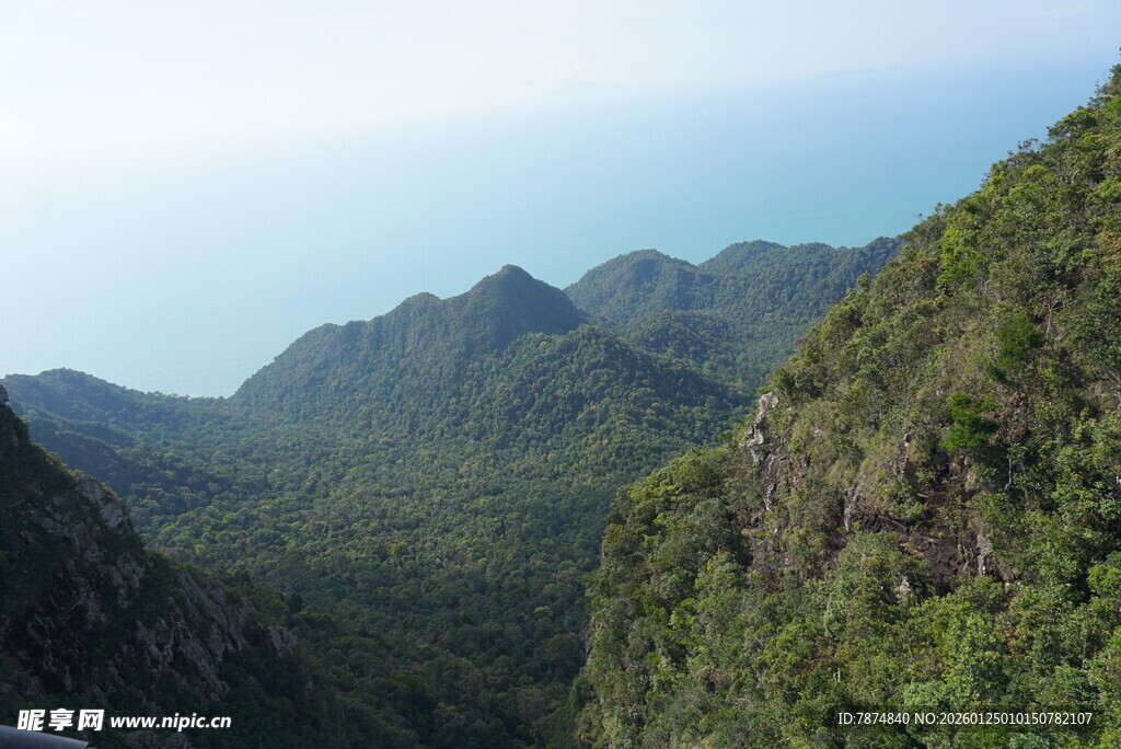 青山翠谷间的壮美风光