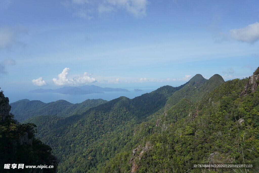 山峦叠翠的壮美自然景观