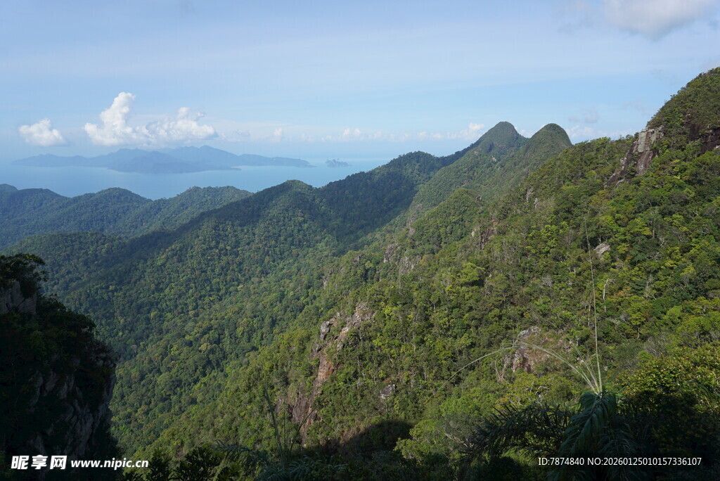山峦叠翠的壮美自然景观