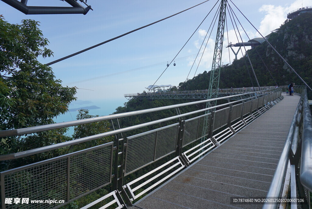 山间悬索桥风景