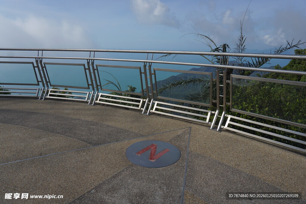 海边观景台俯瞰美丽海景