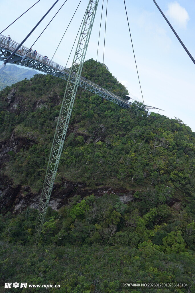 山间壮观悬索桥