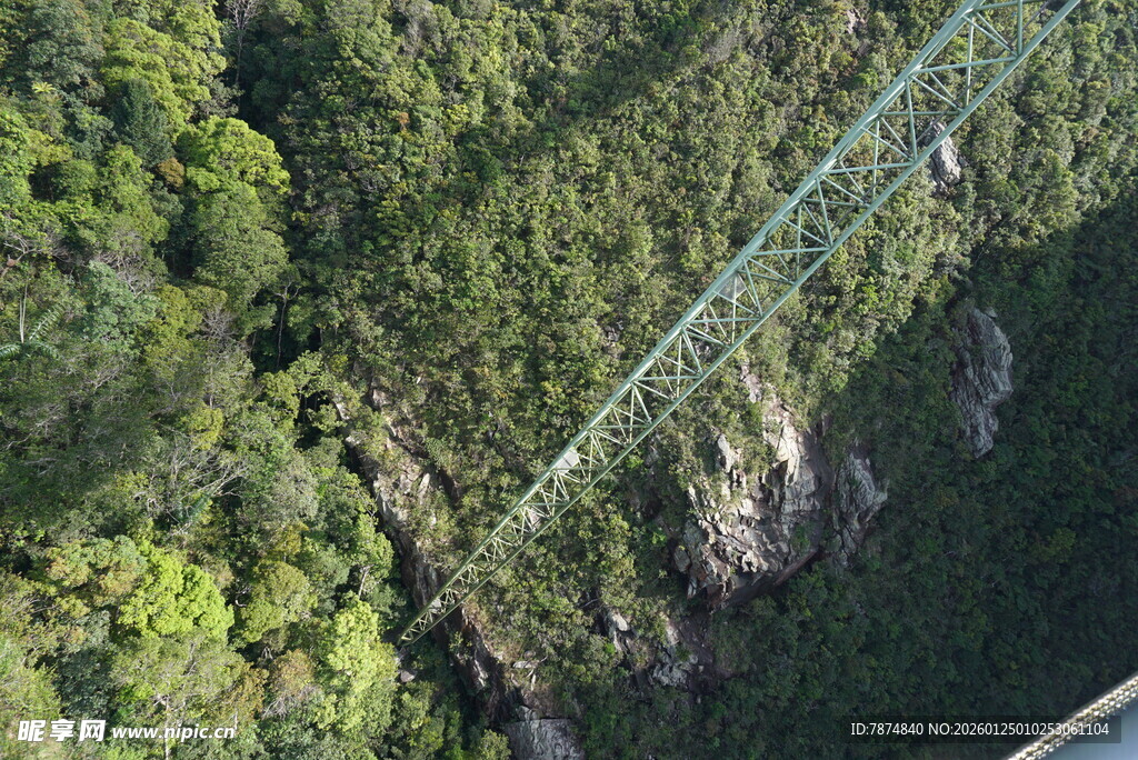 高空俯瞰山间吊桥景观