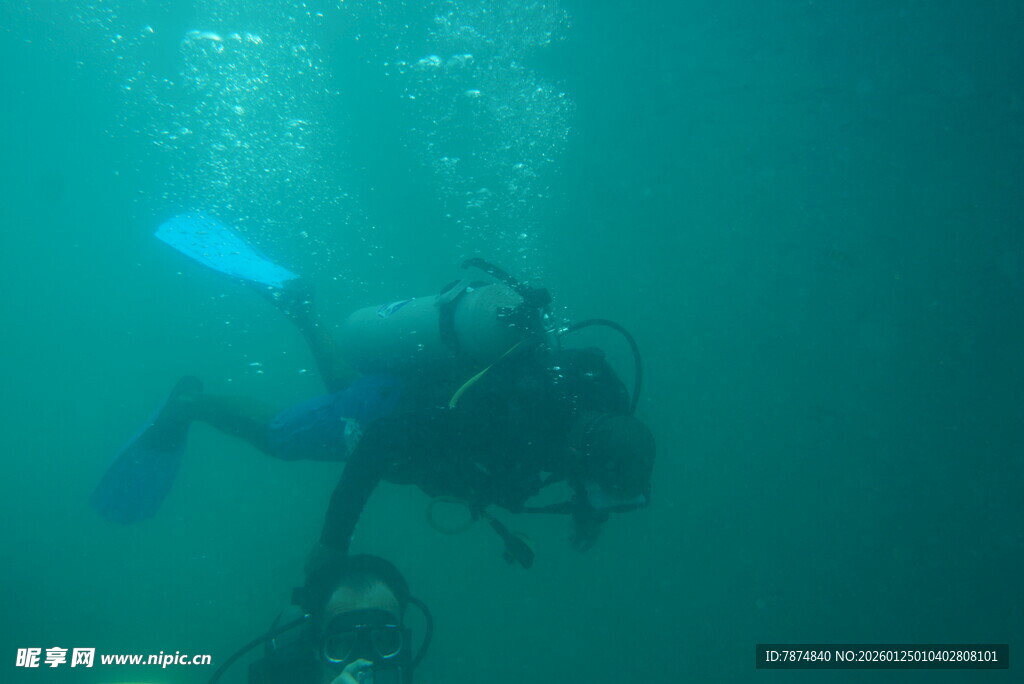 潜水员水下探索画面