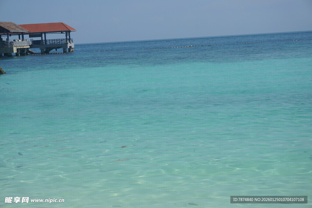 清澈海边码头的美丽景致