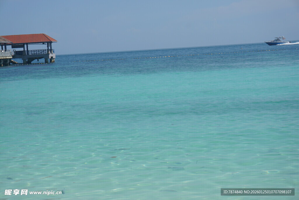 清澈海域中的海上小屋