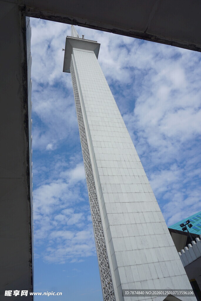 高耸白色建筑与蓝天白云