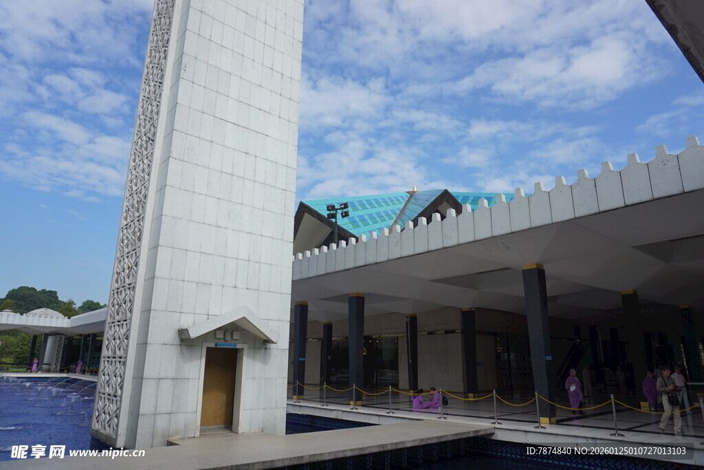 现代建筑外观与开阔天空