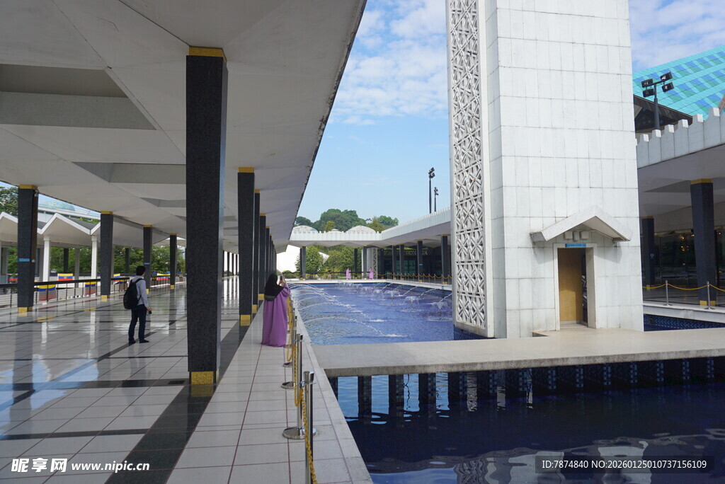 现代风格户外泳池景观