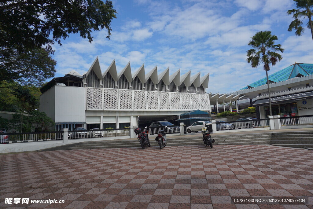 现代建筑前的开阔广场