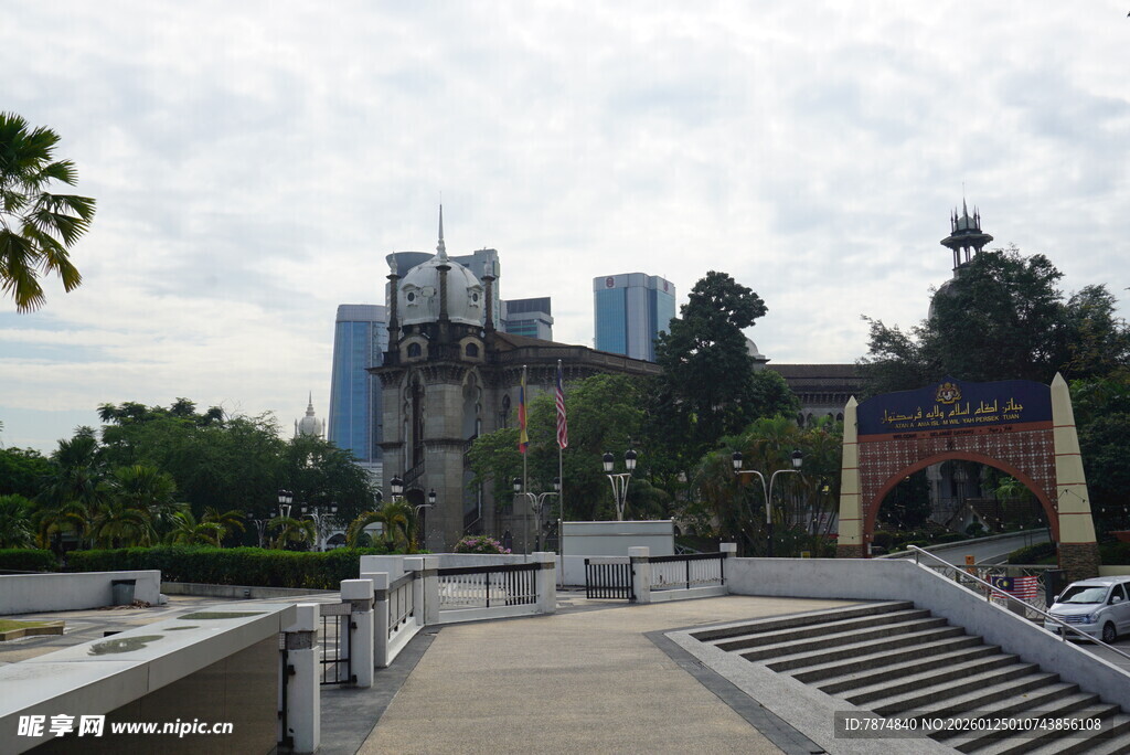 城市中带绿植的步道景观