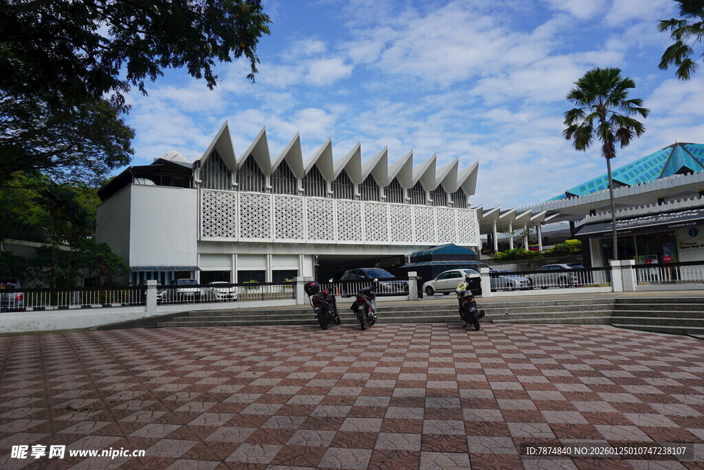 现代风格建筑前的广场
