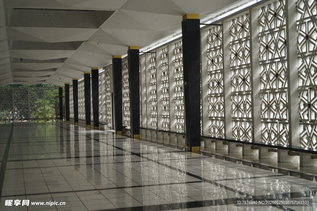 长廊中式镂空墙面景观