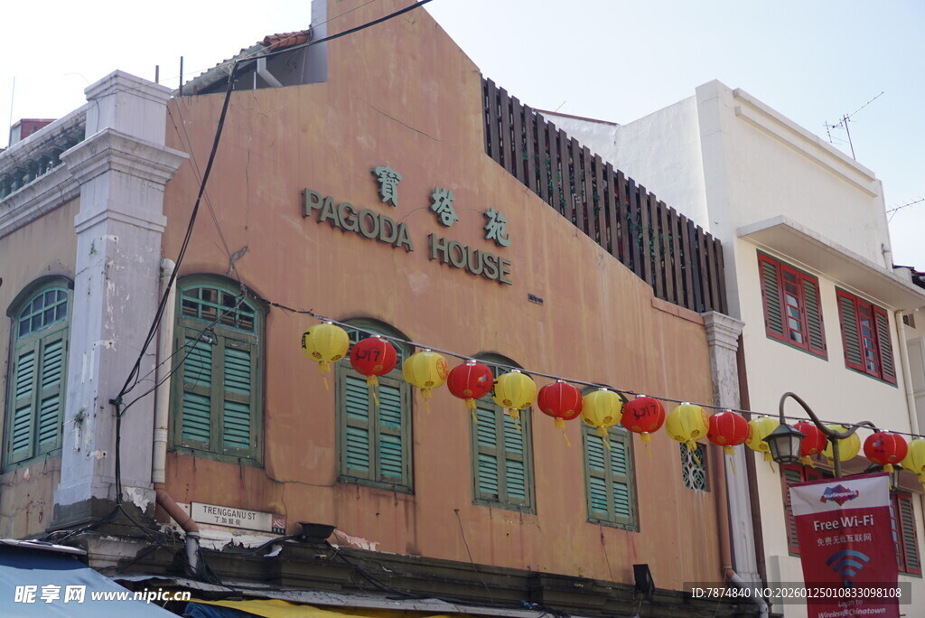 街道旁装饰着灯笼的建筑