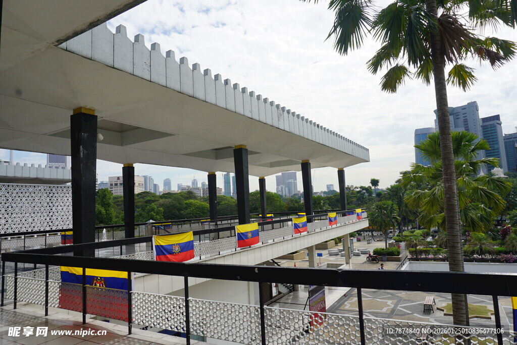 户外遮阳棚下的开阔场景