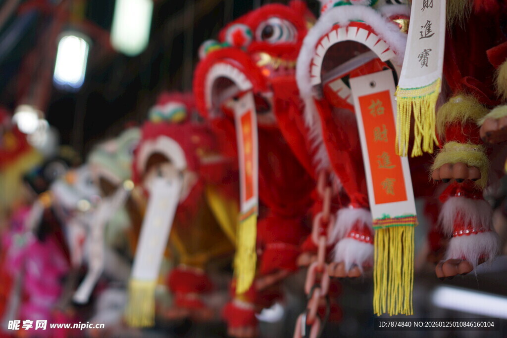 传统舞狮头饰品展示