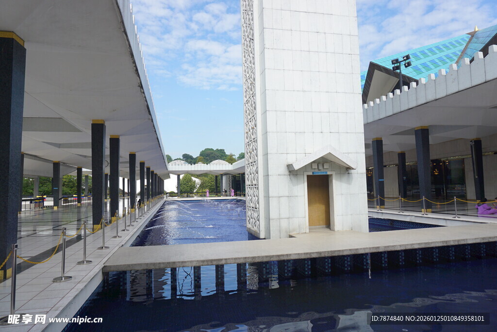 现代建筑中的宁静水池景观