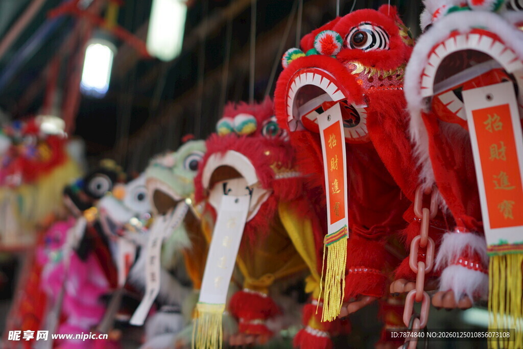 传统舞狮头饰悬挂展示