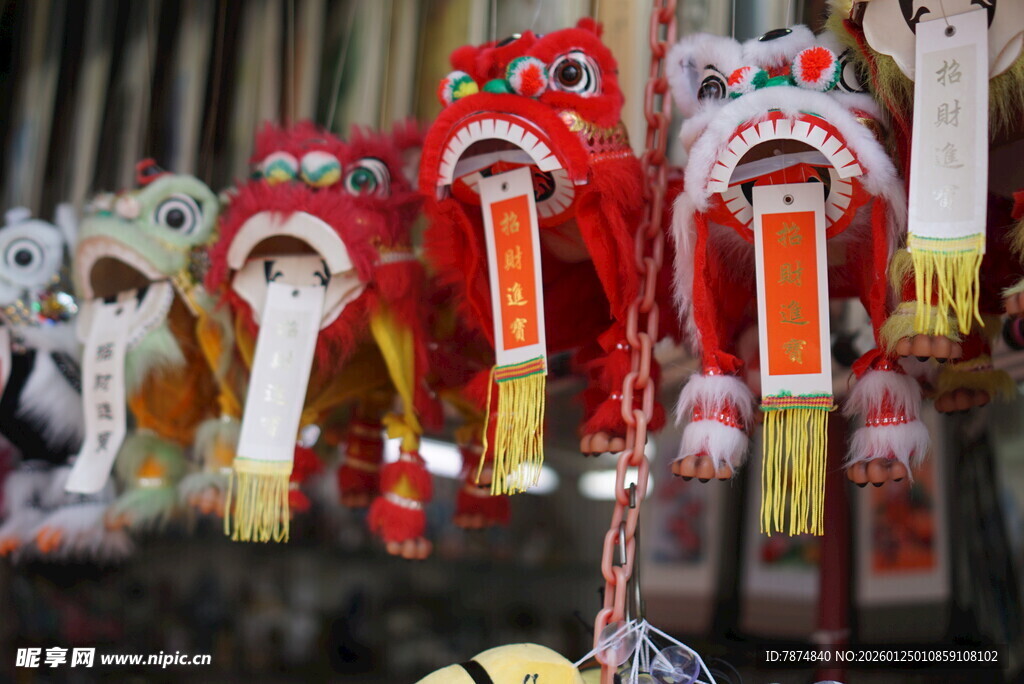 传统舞狮头饰品展示