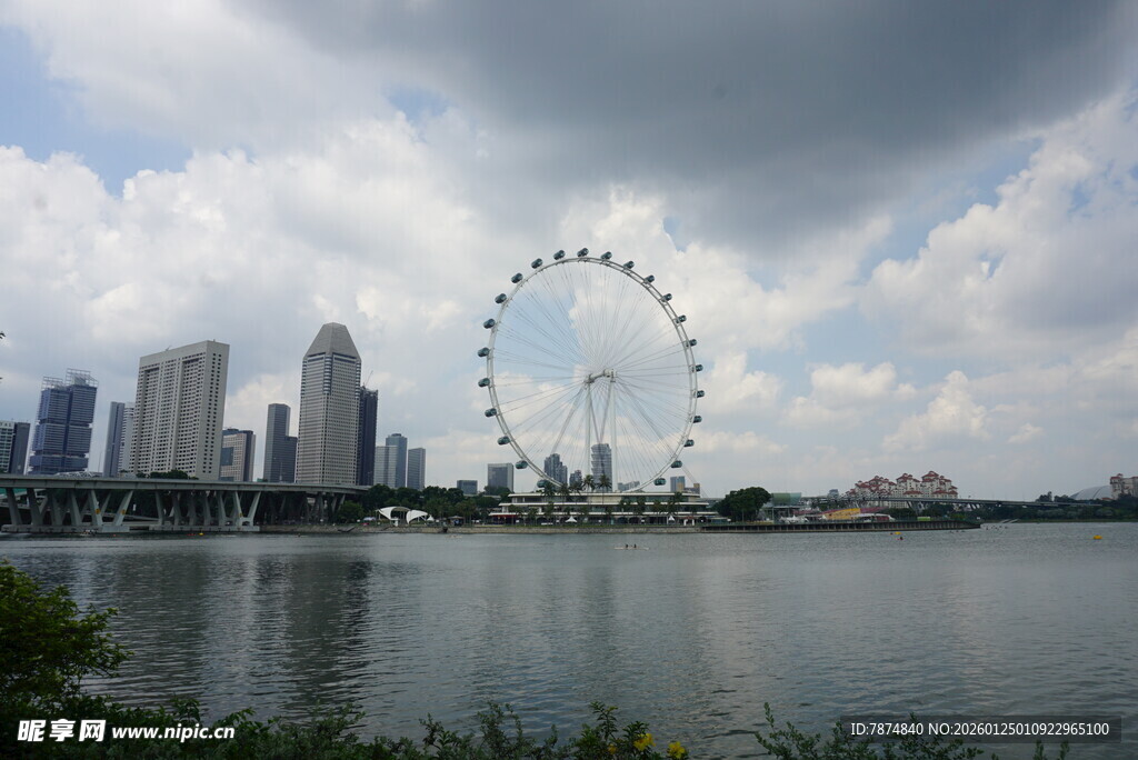 新加坡城市景观与摩天轮