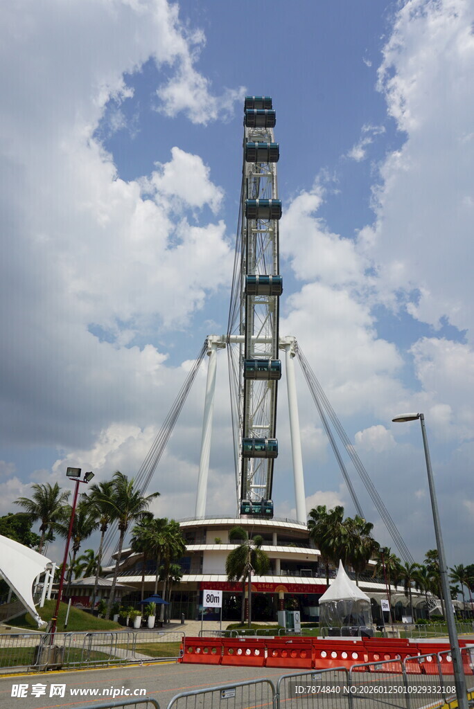 高耸入云的观光塔