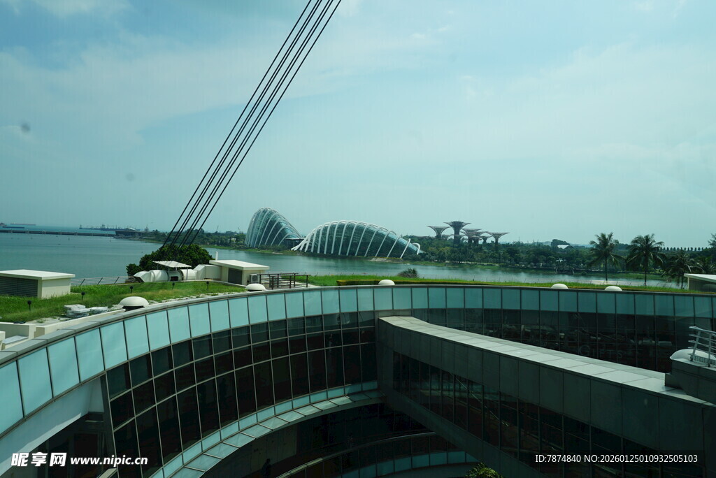 现代建筑旁的开阔城市景观