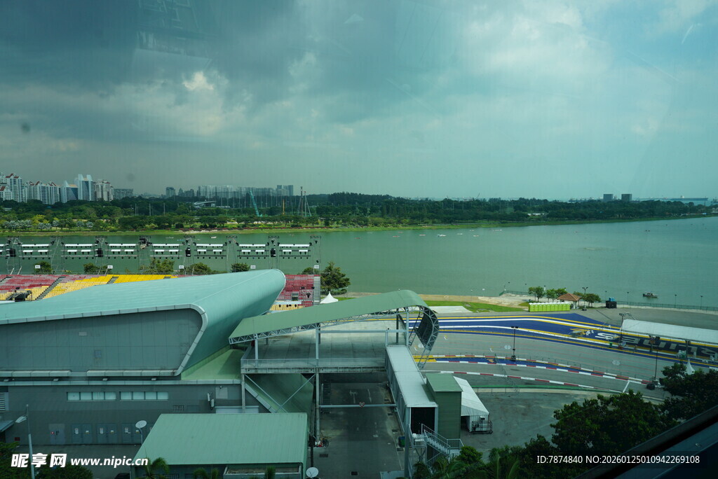 城市湖畔建筑群景观