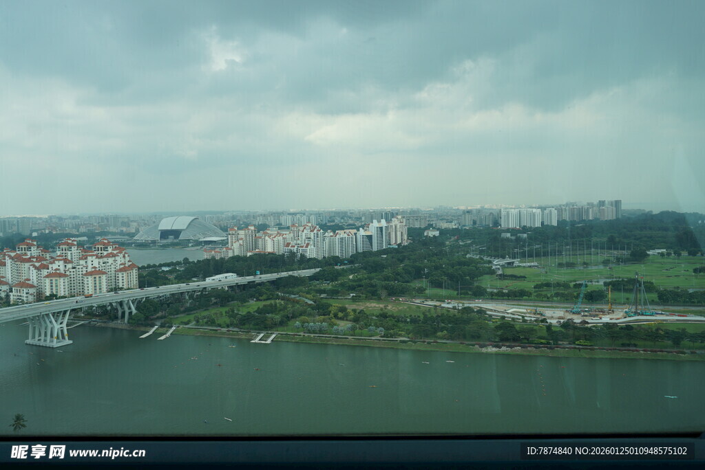 河畔城市景观远眺