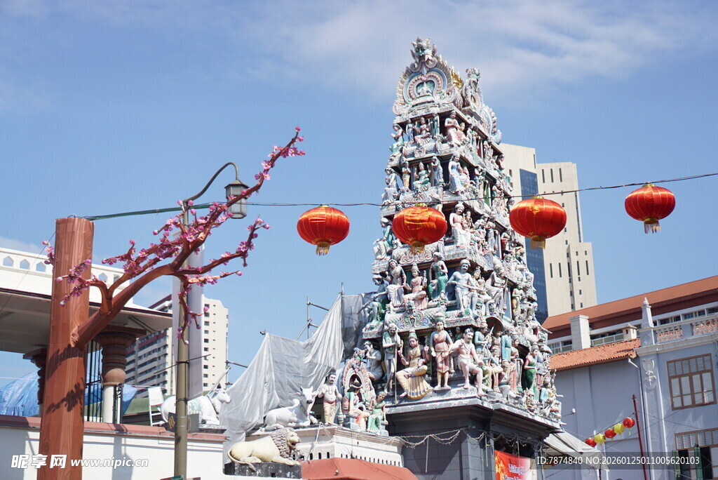 中式街景中的传统建筑与灯笼