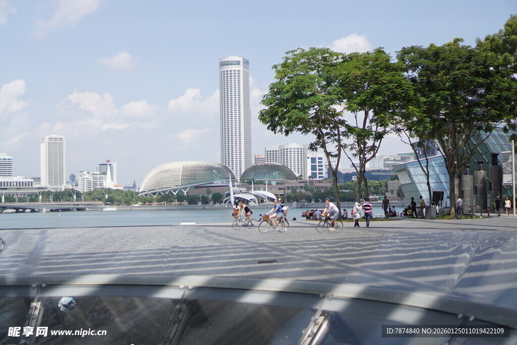 城市河畔休闲景致