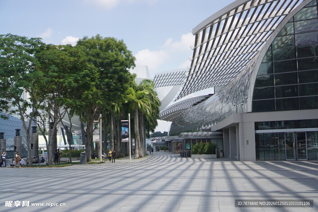 现代建筑旁的开阔广场