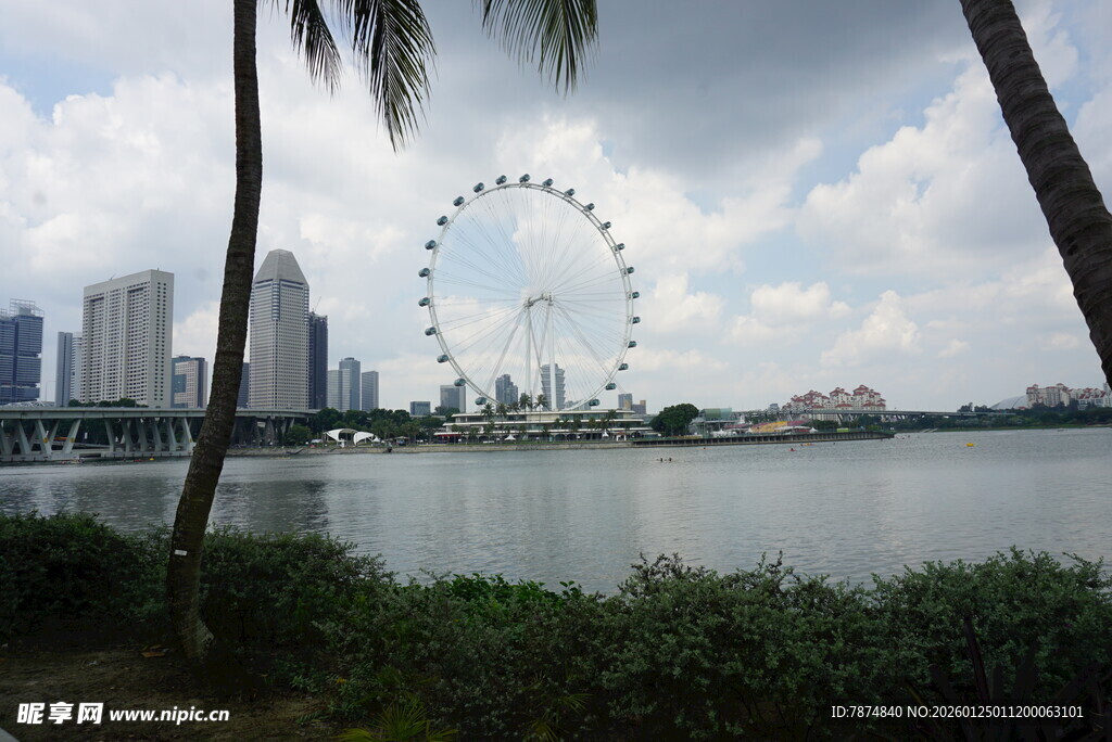 湖畔摩天轮与城市天际线