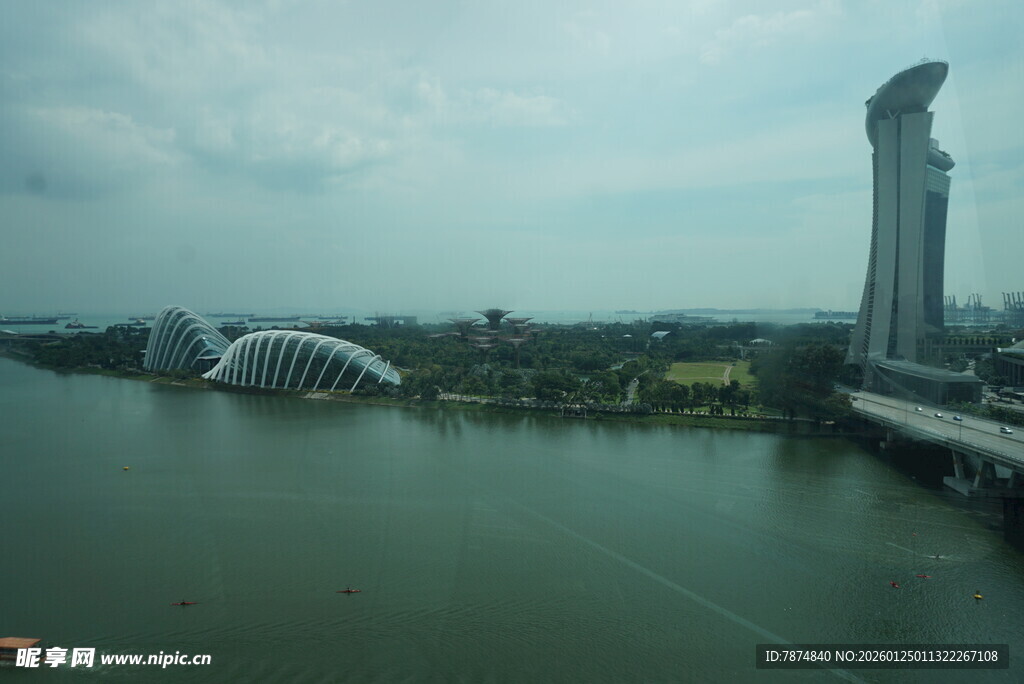 新加坡河畔城市景观