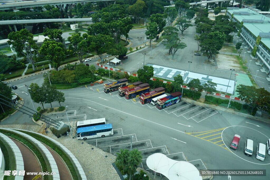 俯瞰城市停车场景象