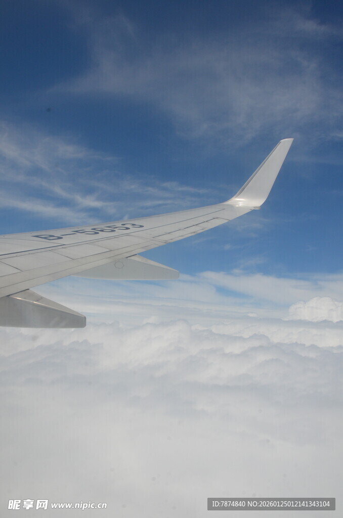 飞机机翼与云端美景