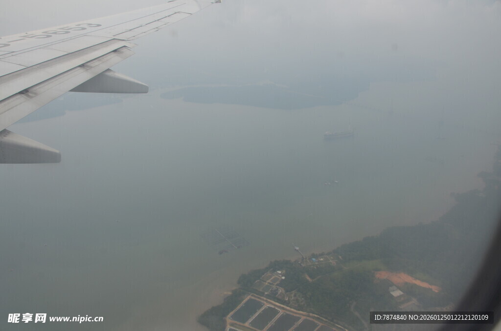 机窗视角下的地面景观