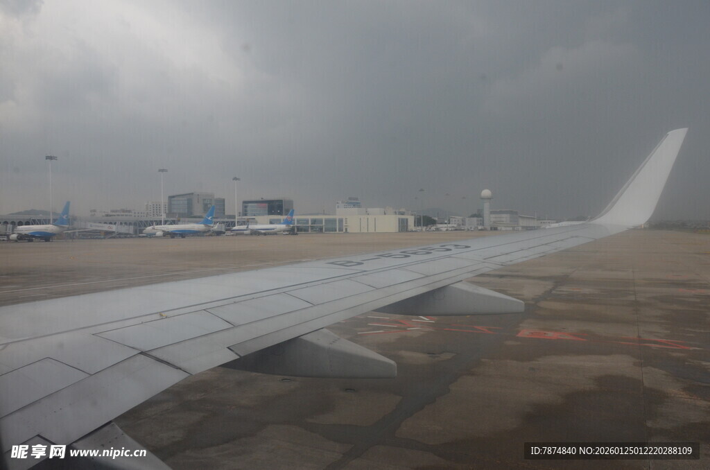 飞机机翼下的机场景象