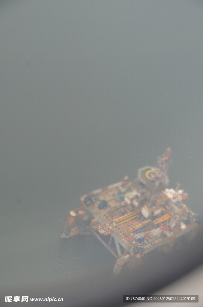 俯瞰海上建筑群