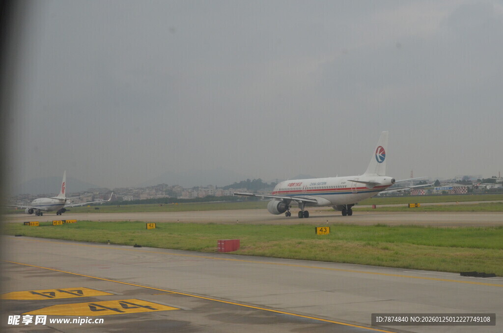 机场跑道上的两架飞机