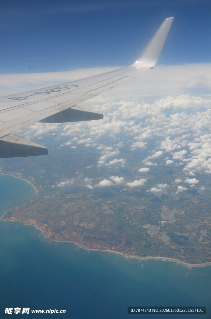 飞机上俯瞰大地与海洋