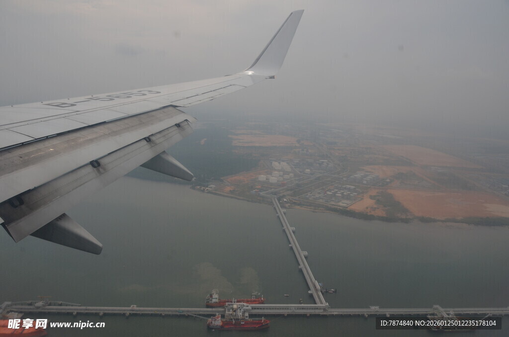 飞机舷窗下的城市景观