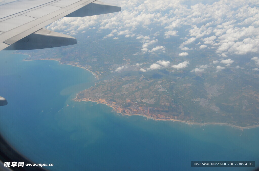 高空俯瞰碧海与陆地
