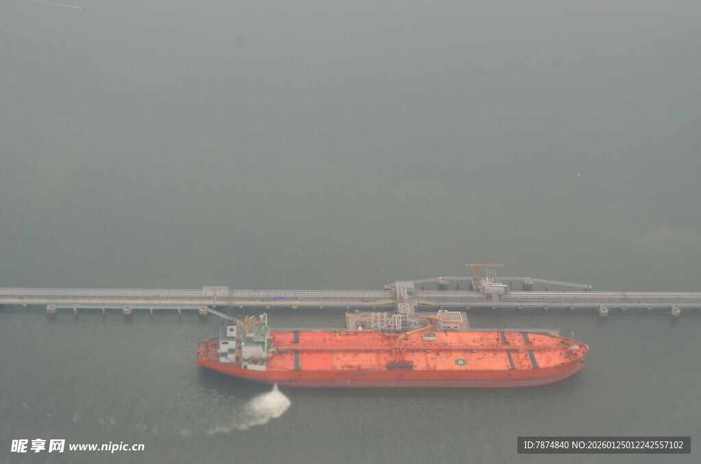 海上红色油轮近码头