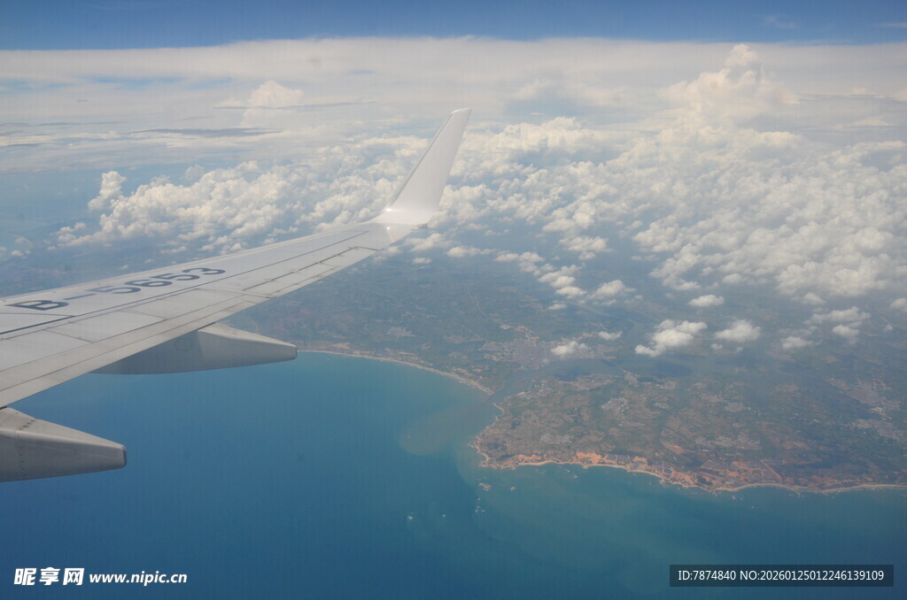 高空俯瞰海洋与陆地景观