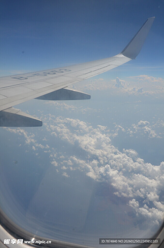 机窗外的云海蓝天美景