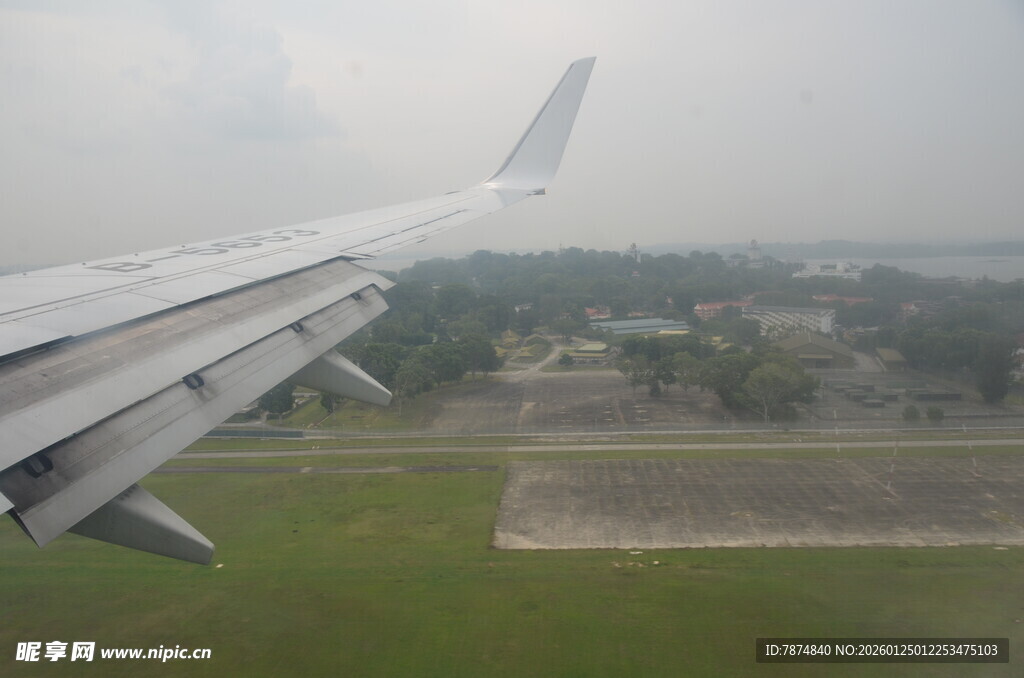 飞机窗外的地面景色